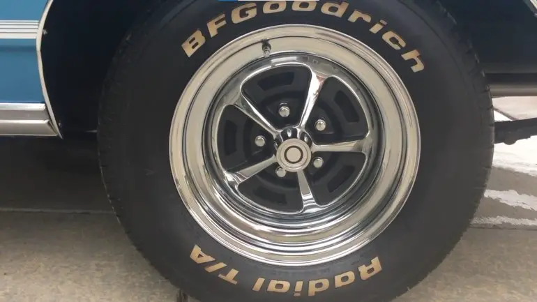 How to Clean White Letter Tires